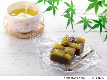 Yokan (steamed chestnut yokan) served on a glass plate 118613697