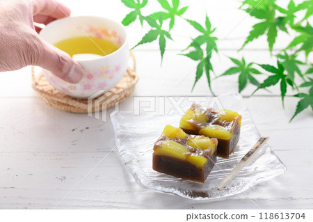 Yokan (steamed chestnut yokan) served on a glass plate 118613704