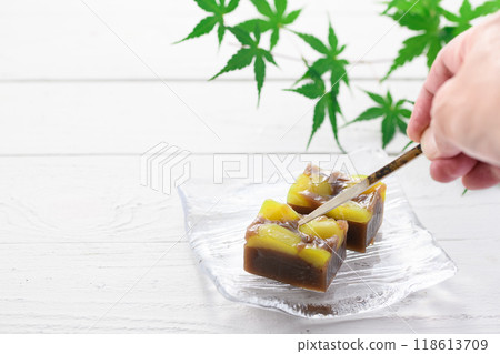 Yokan (steamed chestnut yokan) served on a glass plate 118613709