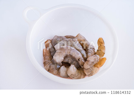 After preparation, white shrimp is rubbed with potato starch. 118614332