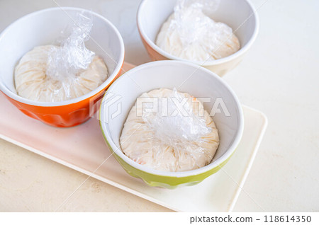 Close the plastic wrap on the container. 118614350