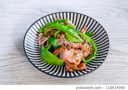Chinese stir-fried pork and sweet chili 118614360