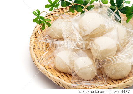 Individually wrapped round mochi 118614477