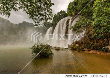 Ban Gioc waterfall in Cao Bang, Viet Nam 118615264