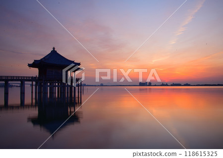 Dawn of the floating place 118615325