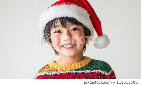 戴著聖誕老人帽子的微笑的日本男孩 118615500