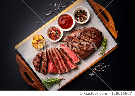 Steak served on a plate 118615667