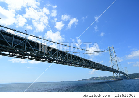 明石海峽大橋和仰望的天空 118616005