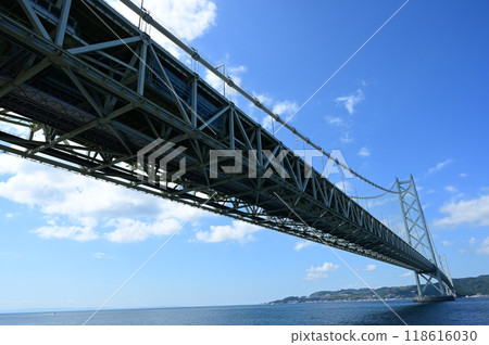 明石海峽大橋和仰望的天空 118616030