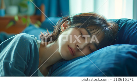 一位年輕女子在藍色沙發上小睡的睡臉 118616171