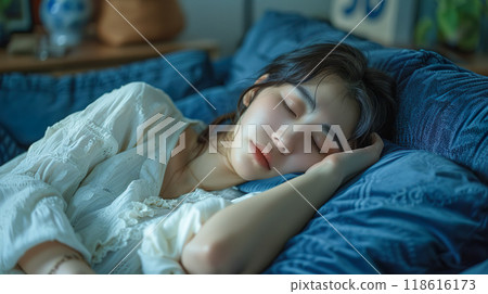 一位年輕女子在藍色沙發上小睡的睡臉 118616173