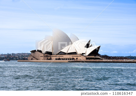 Opera house seen from the sea 118616347