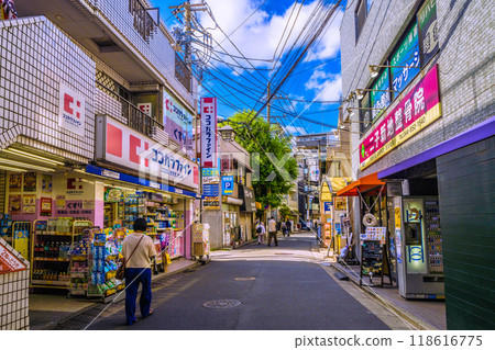 日本九月的川崎城市景觀。二子新地站東口高架軌道下。車站前商店街、二子大通商店街等景觀 118616775