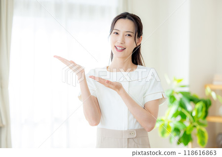 Young lady, counseling, hearing 118616863