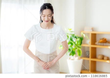 Young lady, counseling, hearing 118616865