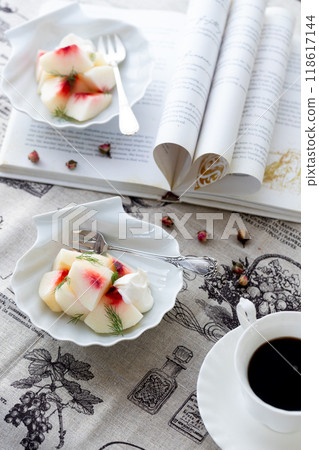 White peach fruit plate White peach fruit plate 118617144