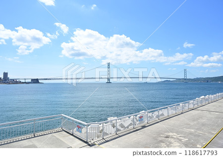 The entire length of the Akashi Kaikyo Bridge as seen from Okura Beach 118617793