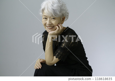 一位灰白頭髮的高級女性的肖像 118618635