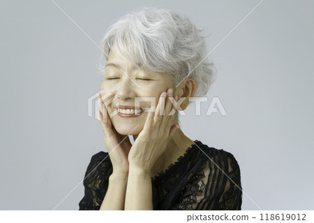 Portrait of a gray-haired senior woman Beauty Portrait of a gray-haired senior woman Beauty 118619012