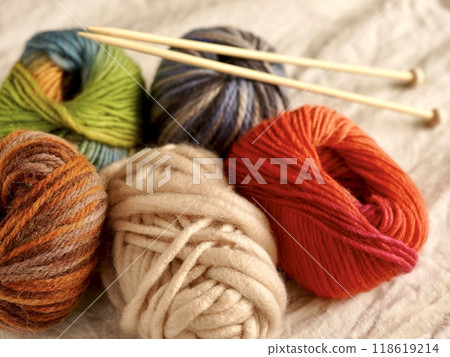 五顏六色的紗線和編織棍子 五顏六色的紗線和編織棍子 118619214