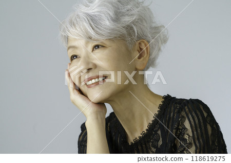 一位白髮高級女性的肖像美 一位白髮高級女性的肖像美 118619275