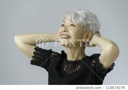 一位白髮高級女性的肖像美 一位白髮高級女性的肖像美 118619276