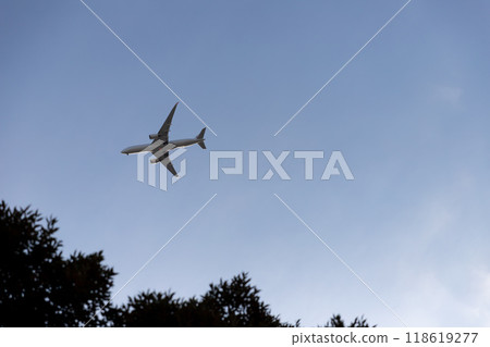 飛機準備降落 飛機準備降落 118619277