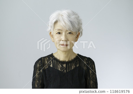 Senior woman with grey hair 118619576