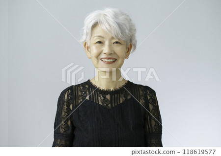 一位灰白頭髮的高級女性的肖像 一位灰白頭髮的高級女性的肖像 118619577