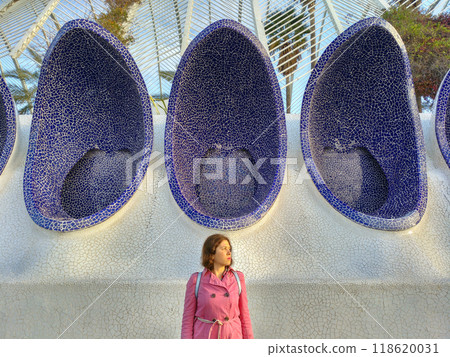 Surprised funny woman against the background of strange sculptures. Travel and trip concept. Copy space 118620031