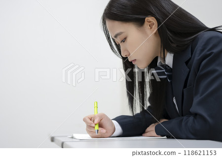 Profile of a high school girl studying. Photo courtesy of Ariake College of Education and Arts. 118621153