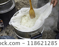 Steamed glutinous rice in a kamado 118621285