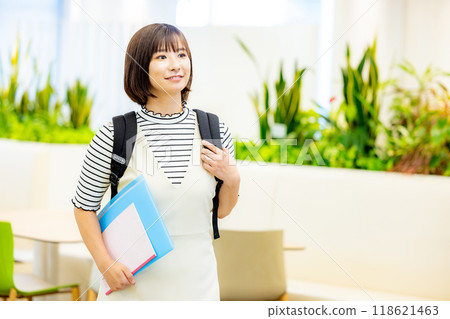 持有檔案的女大學生攝影合作：電波學園教育法人東京電子專門學校 118621463