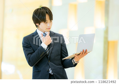 拿著筆記型電腦的商人攝影合作：電波學園教育法人東京電子專門學校 118621492