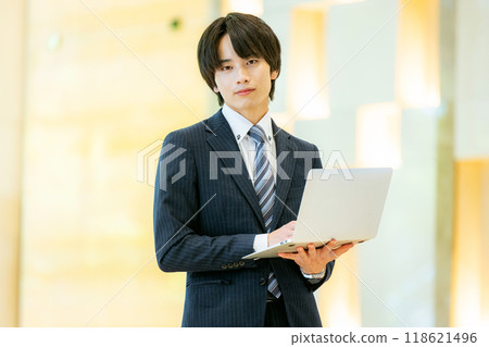 拿著筆記型電腦的商人攝影合作：電波學園教育法人東京電子專門學校 118621496