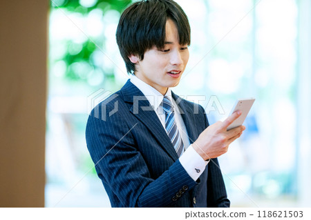 操作智慧型手機的商人攝影合作：電波學園教育法人東京電子專門學校 118621503