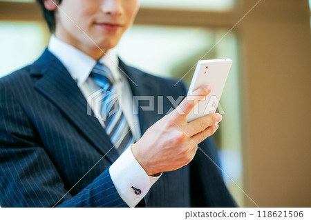 操作智慧型手機的商人攝影合作:電波學園教育法人東京電子專門學校 操作智慧型手機的商人攝影合作:電波學園教育法人東京電子專門學校 118621506