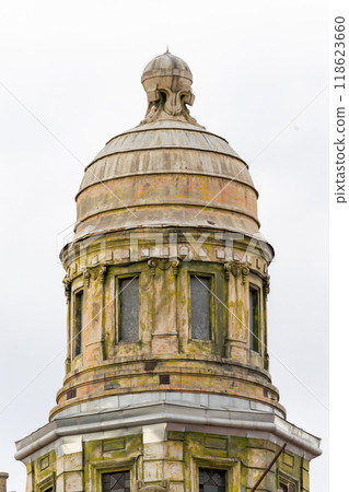 Old dome of a building 118623660