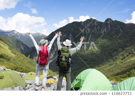 和朋友一起享受攀岩的樂趣 和朋友一起享受攀岩的樂趣 118623751