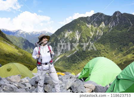 一個女人爬進帳篷 118623753