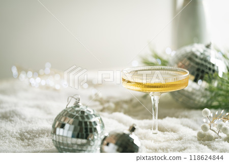 Festive New Year champagne 118624844