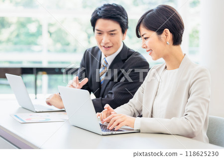 在辦公室做文書工作的商務人員 在辦公室做文書工作的商務人員 118625230