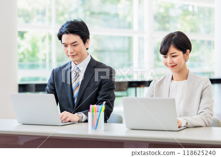 在辦公室做文書工作的商務人員 118625240