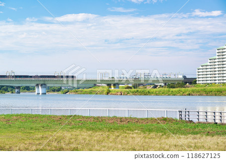 小田急登人線浪漫特快30000型EXE與玉川大橋風景 118627125