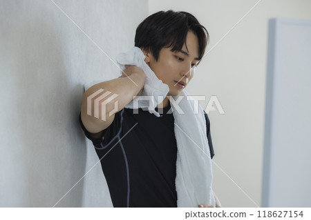 一個穿著運動服的男人 118627154