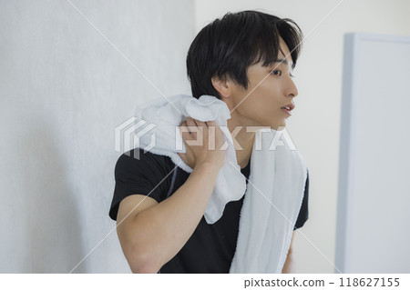 一個穿著運動服的男人 一個穿著運動服的男人 118627155