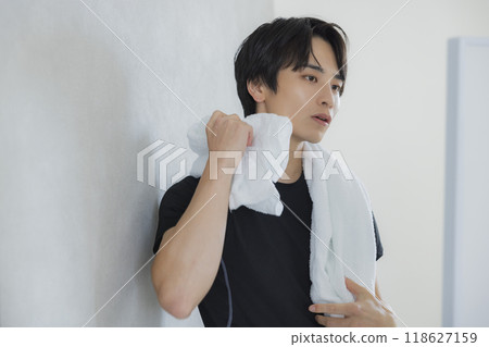 Man wearing sportswear 118627159