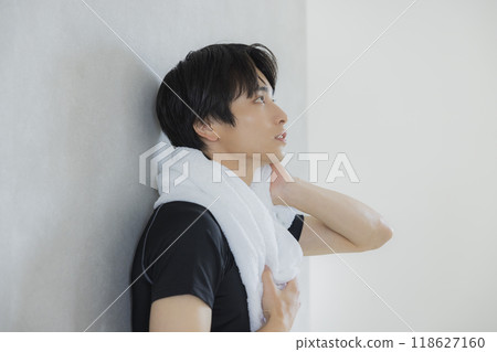 一個穿著運動服的男人 118627160