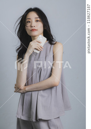 操作智能手機的女人 118627187