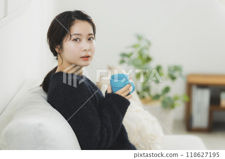 一個女人喝一杯熱飲料 118627195